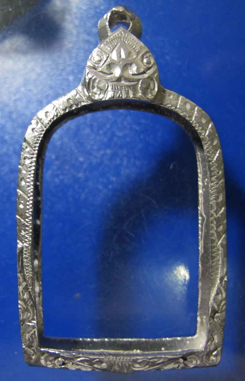 ตลับเงิน ชุบทองคำขาว ขนาด กว้าง 3 * 4 เซนติเมตร  ใส่พระหลวงพ่อไปล่