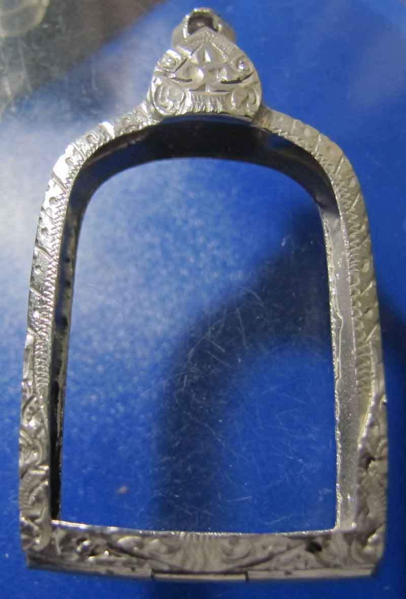ตลับเงิน ชุบทองคำขาว ขนาด กว้าง 3 * 4 เซนติเมตร  ใส่พระหลวงพ่อไปล่