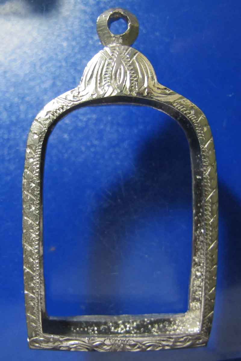 ตลับเงิน ชุบทองคำขาว ขนาด กว้าง 3 * 4 เซนติเมตร  ใส่พระหลวงพ่อไปล่