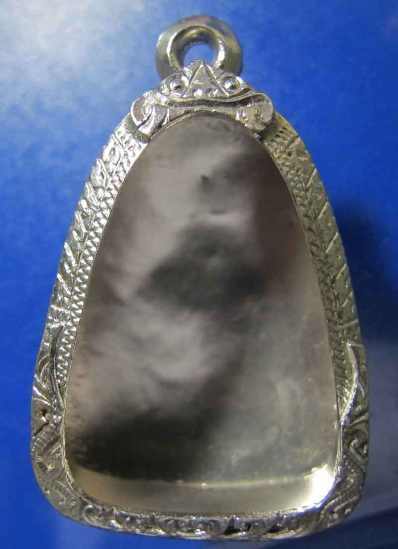 ตลับเงิน ชุบทองคำขาว  ขนาด  กว้าง  2.5 * 3.6 ใส่พระรูปหล่อ  