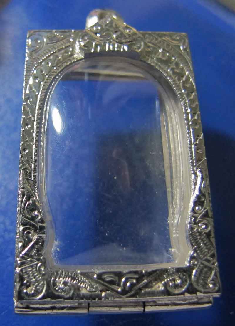 ตลับเงิน ชุบทองคำขาว  ขนาด  กว้าง  2.5 * 3.7  ใส่พระสมเด็จ