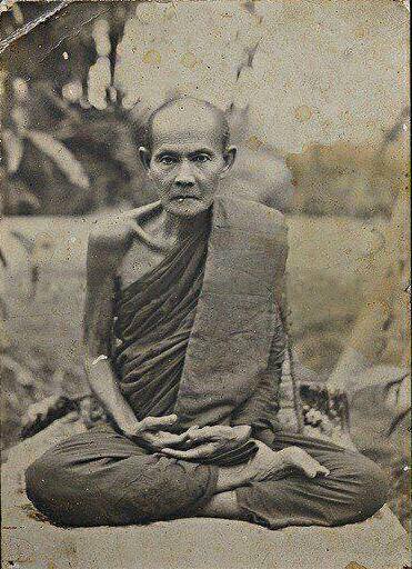 พระอาจารย์มั่น ภูริทัตโต.. สร้างพระธาตุ ..