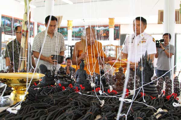 หลวงพ่อเงินสร้างจากก้อนเหล็กน้ำพี่และแร่ เหล็กไหลแม่น้ำโขงหรือแร่ฮีมาไทท์ HEMATITE รวมกันเป็น หนึ่งเ