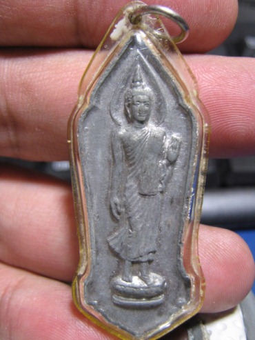 พระลีลาฉลองยี่สิบห้าพุทธศตวรรษ พิมพ์นิยมมีเข็ม เนื้อชิน กทม. 