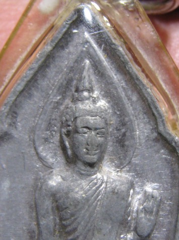 พระลีลาฉลองยี่สิบห้าพุทธศตวรรษ พิมพ์นิยมมีเข็ม เนื้อชิน กทม. 