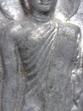 พระลีลาฉลองยี่สิบห้าพุทธศตวรรษ พิมพ์นิยมมีเข็ม เนื้อชิน กทม. 