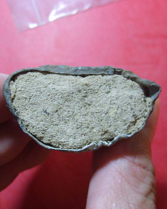 พระแก้บนขนาดใหญ่เนื้อตะกั่วลงรักปิดทอง