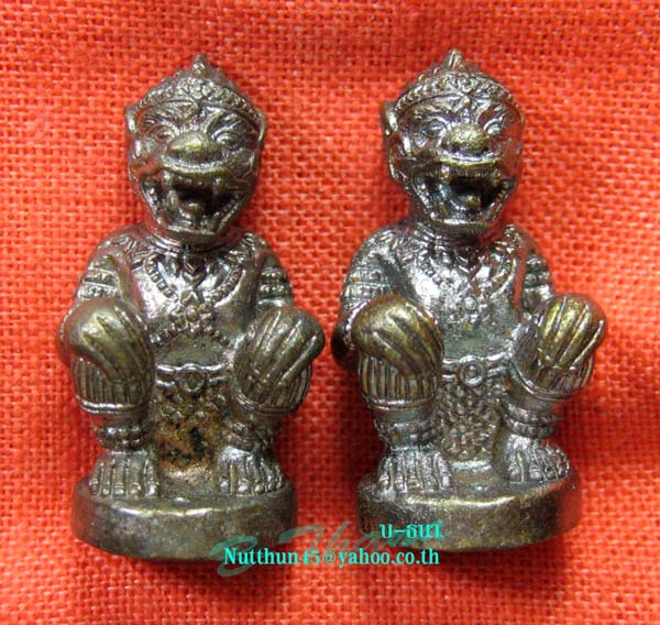 เคาะเดียว ๒ องค์ หนุมานเนื้อชนวน ก้นอุดสีผึ้งและชานหมาก ตอกโค้ด หลวงปู่คำบุ สวยๆครับ