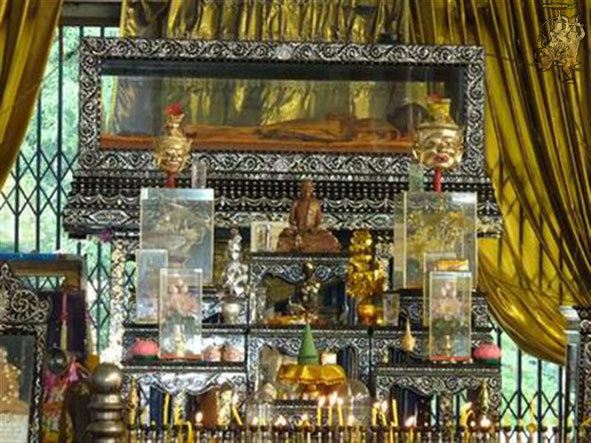 เหรียญหลวงพ่อพรหมฉลองอายุ 90ปี ปี17เนื้อทองแดงสภาพพอสวย เลี่ยมทองคำยกซุ้มสวยงามพร้อมบัตรรับประกัน