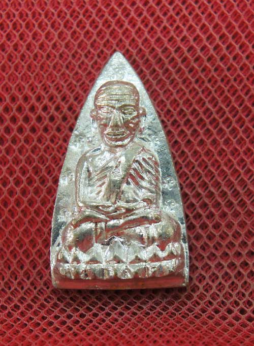 หลวงปู่ทวดหลังเตารีดหล่อโบราณวัดบวรนิเวศวิหาร เนื้อนวะโลหะแก่เงิน 12 โค๊ด หมายเลข 235 ปี 43