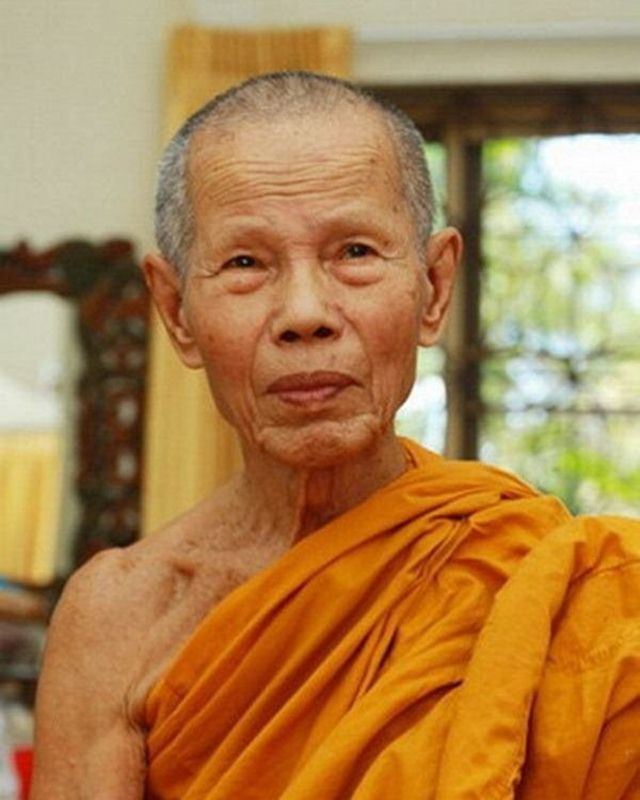 รูปเหมือนปั้มรุ่นแรก “สร้างบารมี” หลวงปู่บัว ถามโก อัลปาก้า หมายเลข ๒๙๘๗