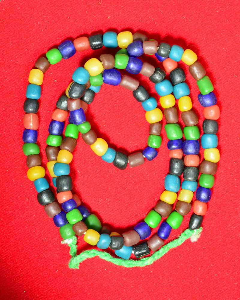 สร้อยหินสี สวยๆ คล้องเขาหัวได้พอดี