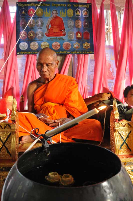 หลวงพ่อหวั่น รุ่นมหาเศรษฐี.. หมื่นยันต์เงินหน้าทองคำ..