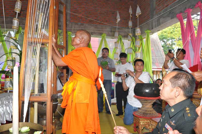 หลวงพ่อหวั่น รุ่นมหาเศรษฐี.. หมื่นยันต์นวะหน้าทองคำ..