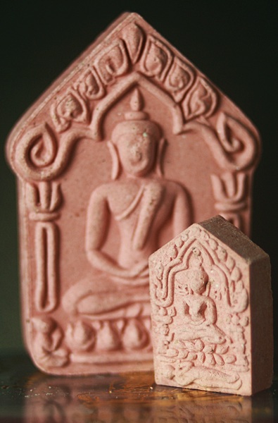 พระขุนแผนผงพลายกุมาร ปี 57 เนื้อชมพู ตะกุดเงิน ใหญ่ เลข 5115 เล็ก 1168 ในงานพิธีเททองหล่อหัวใจ วันที