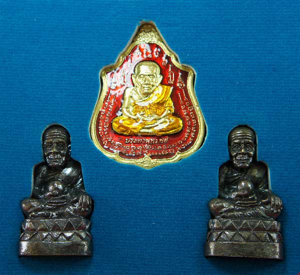 หลวงปู่ทวด หมื่นยันต์ รุ่นรวยหายห่วง ชุดพิเศษทอดกฐิน วัดช้างไห้ เนื้อฝาบาตลงยาสีเเดง หมายเลข 3579