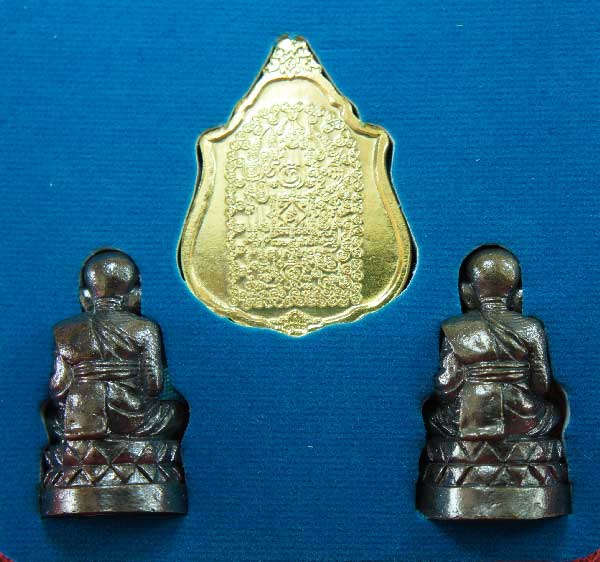 หลวงปู่ทวด หมื่นยันต์ รุ่นรวยหายห่วง ชุดพิเศษทอดกฐิน วัดช้างไห้ เนื้อฝาบาตลงยาสีเเดง หมายเลข 3579