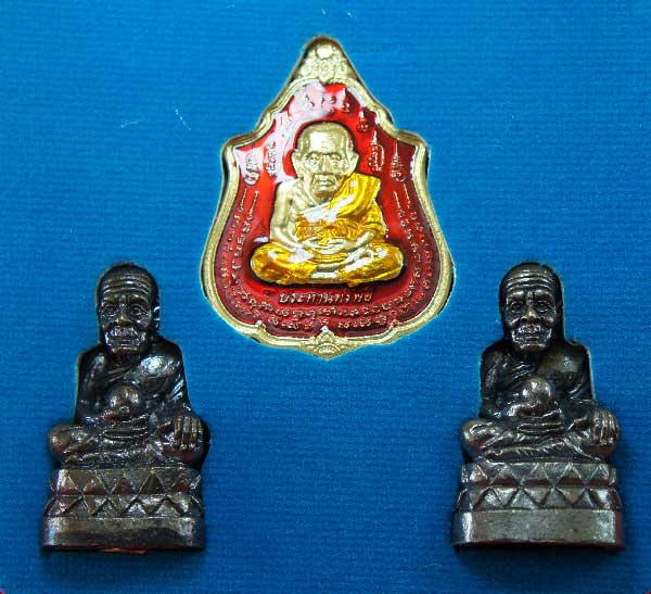 หลวงปู่ทวด หมื่นยันต์ รุ่นรวยหายห่วง ชุดพิเศษทอดกฐิน วัดช้างไห้ เนื้อฝาบาตลงยาสีเเดง หมายเลข 3594