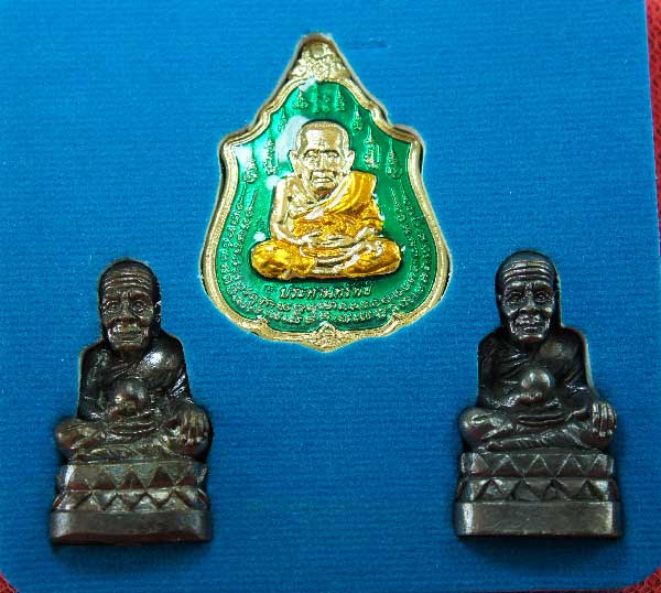 หลวงปู่ทวด หมื่นยันต์ รุ่นรวยหายห่วง ชุดพิเศษทอดกฐิน วัดช้างไห้ เนื้อฝาบาตลงยาสีเขียว หมายเลข 1005