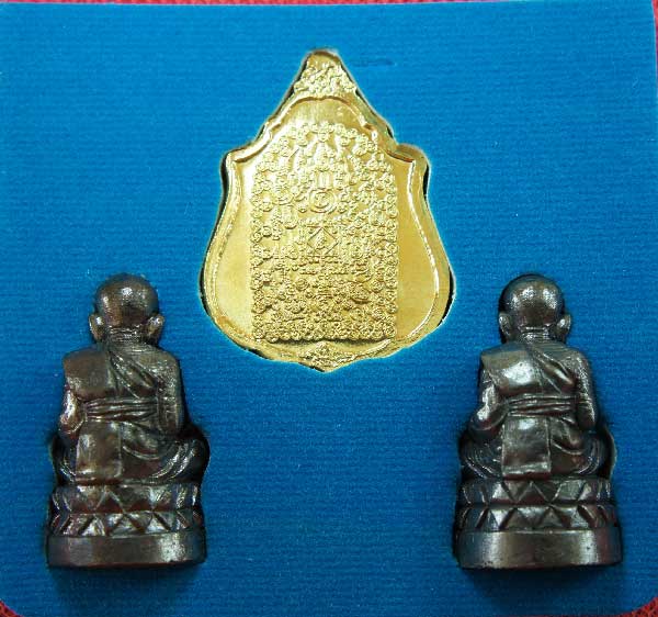 หลวงปู่ทวด หมื่นยันต์ รุ่นรวยหายห่วง ชุดพิเศษทอดกฐิน วัดช้างไห้ เนื้อฝาบาตลงยาสีเขียว หมายเลข 1005