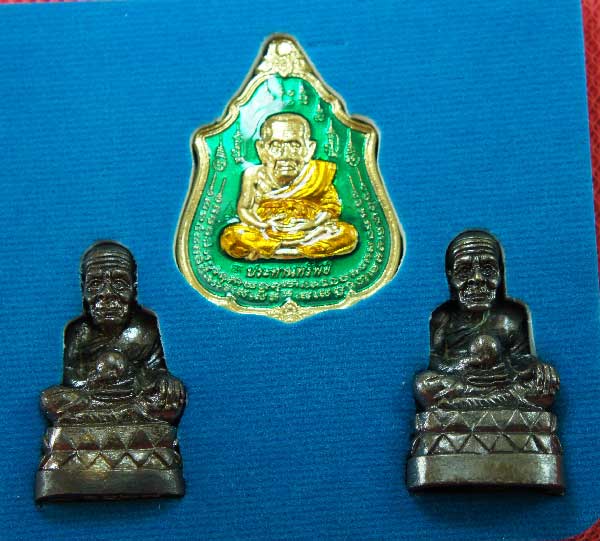 หลวงปู่ทวด หมื่นยันต์ รุ่นรวยหายห่วง ชุดพิเศษทอดกฐิน วัดช้างไห้ เนื้อฝาบาตลงยาสีเขียว หมายเลข 1027