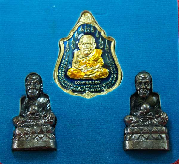 หลวงปู่ทวด หมื่นยันต์ รุ่นรวยหายห่วง ชุดพิเศษทอดกฐิน วัดช้างไห้ เนื้อฝาบาตลงยาสีน้ำเงิน หมายเลข 3701