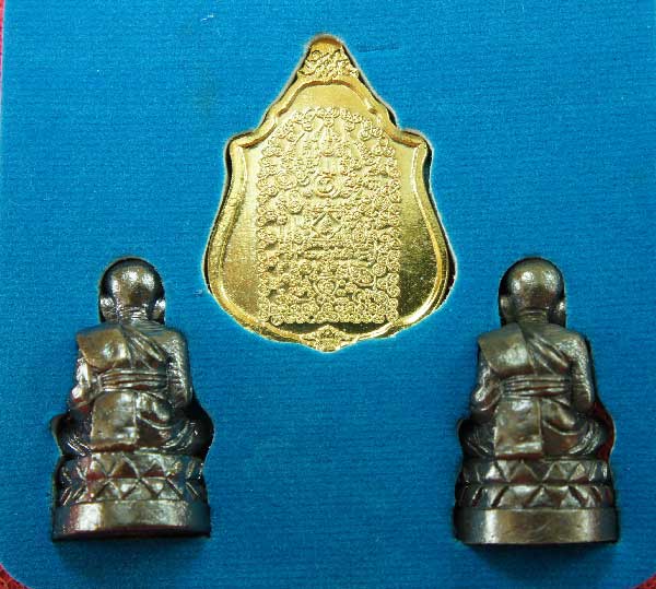 หลวงปู่ทวด หมื่นยันต์ รุ่นรวยหายห่วง ชุดพิเศษทอดกฐิน วัดช้างไห้ เนื้อฝาบาตลงยาสีน้ำเงิน หมายเลข 3701