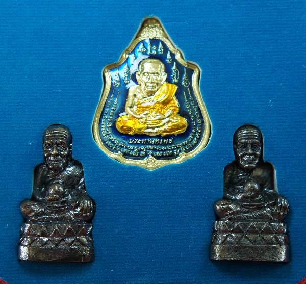 หลวงปู่ทวด หมื่นยันต์ รุ่นรวยหายห่วง ชุดพิเศษทอดกฐิน วัดช้างไห้ เนื้อฝาบาตลงยาสีน้ำเงิน หมายเลข 3747