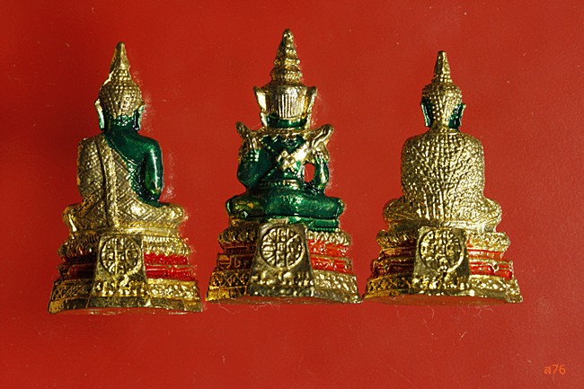 รูปหล่อพระแก้วมรกต 3 ฤดู