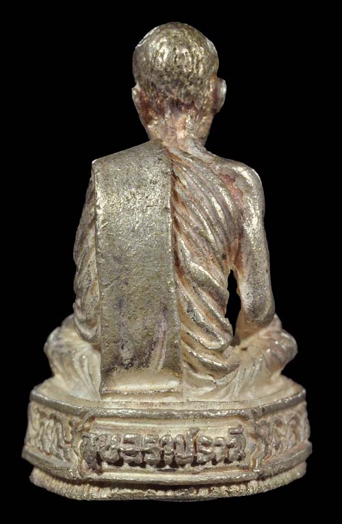 รูปเหมือนรุ่นแรก หลวงปู่ญาท่านสวน ฉันทโร เนื้อเงิน วัดนาอุดม อุบลราชธานี องค์นี้หมายเลข ๑๕๑ สวยเดิมๆ