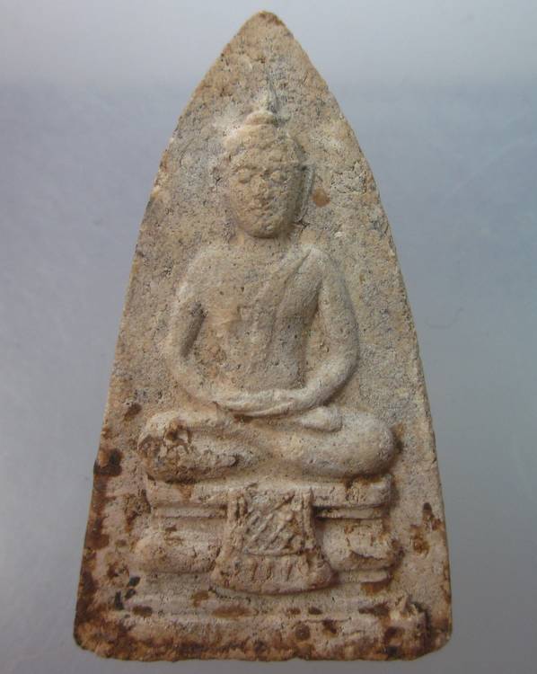 พระเนื้อผงไม่ทราบที่ครับ จารดินสอด้านหลัง