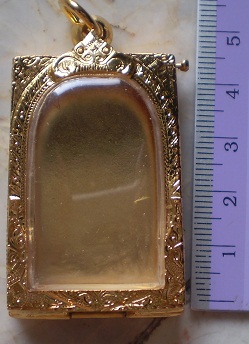 ตลับเงินแกะลาย  ปิดหลัง  ใส่พระสมเด็จ  ขุบทองแท้  เคาะเดียว 