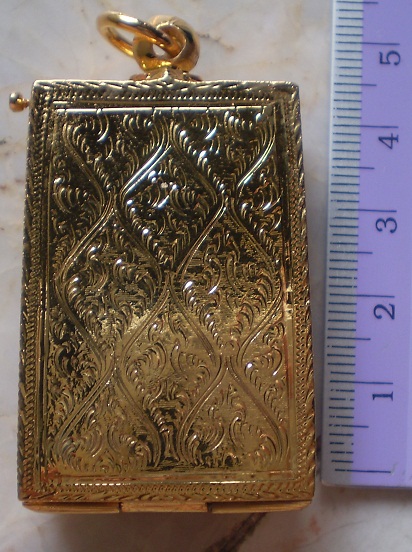 ตลับเงินแกะลาย  ปิดหลัง  ใส่พระสมเด็จ  ขุบทองแท้  เคาะเดียว 