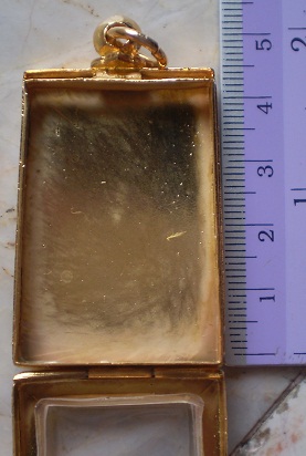 ตลับเงินแกะลาย  ปิดหลัง  ใส่พระสมเด็จ  ขุบทองแท้  เคาะเดียว 