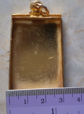 ตลับเงินแกะลาย  ปิดหลัง  ใส่พระสมเด็จ  ขุบทองแท้  เคาะเดียว 