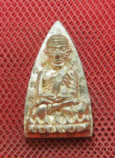 หลวงปู่ทวดหลังเตารีดหล่อโบราณวัดบวรนิเวศวิหาร เนื้อนวะโลหะแก่เงิน 12 โค๊ด หมายเลข 299 ปี 43