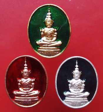 เหรียญพระแก้วมรกตลงยา 3 สี 3 กษัตริย์ ปี 39 ฉลองสิริราชสมบัติครบ 50 ปี พร้อมกล่องเดิม