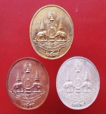 เหรียญพระแก้วมรกตลงยา 3 สี 3 กษัตริย์ ปี 39 ฉลองสิริราชสมบัติครบ 50 ปี พร้อมกล่องเดิม