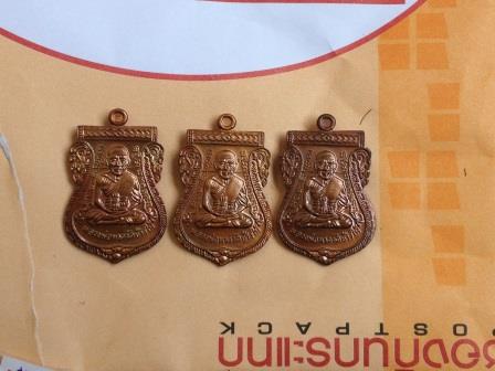 รุ่นเลื่อนสมณศักดิ์ 2555 หลวงพ่อทวด-พ่อท่านเขียว เนื้อทองแดงรมมันปู ห่วงตัน 3 เหรียน