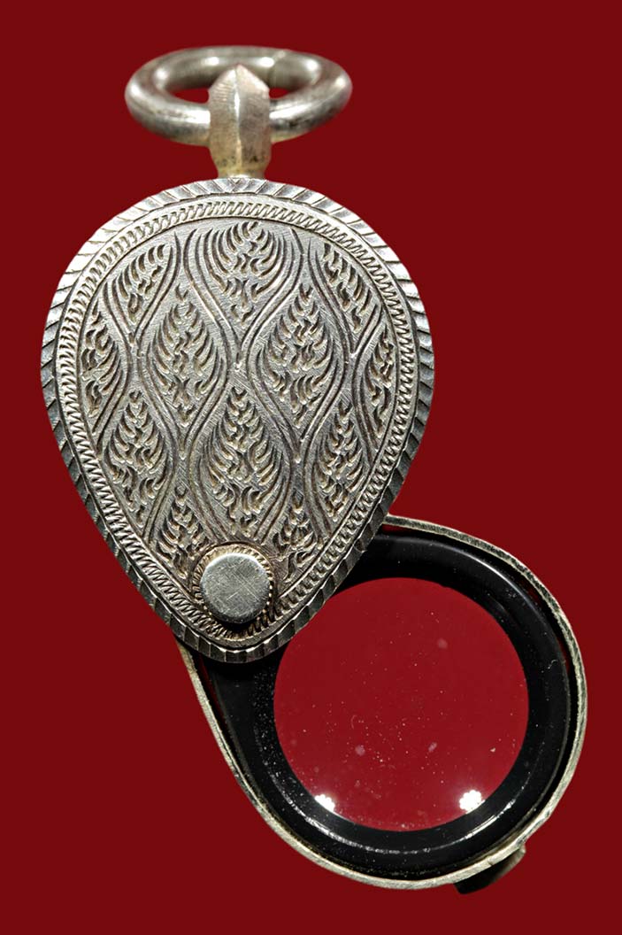 สามเหลี่ยมเล็ก บอดี้เงินครับ