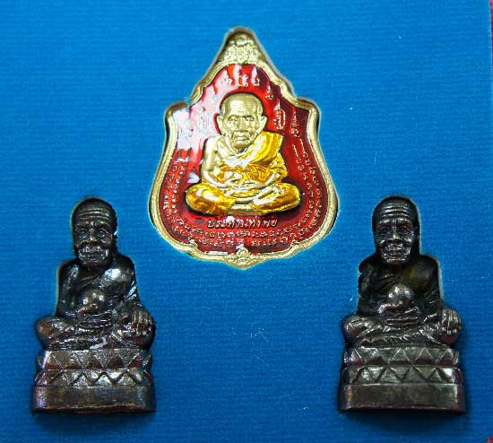 หลวงปู่ทวด หมื่นยันต์ รุ่นรวยหายห่วง ชุดพิเศษทอดกฐิน วัดช้างไห้ เนื้อฝาบาตลงยาสีเเดง หมายเลข 3596