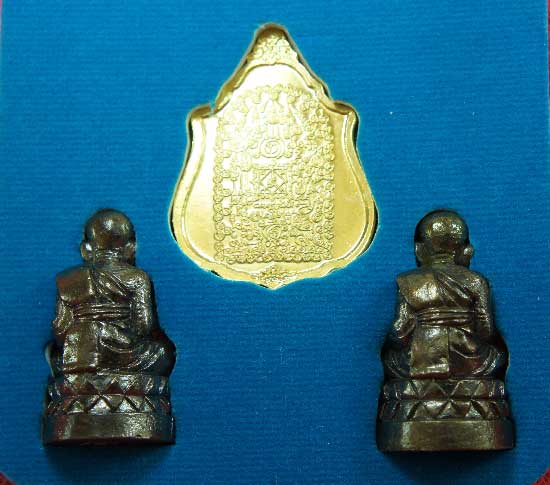 หลวงปู่ทวด หมื่นยันต์ รุ่นรวยหายห่วง ชุดพิเศษทอดกฐิน วัดช้างไห้ เนื้อฝาบาตลงยาสีเเดง หมายเลข 3596