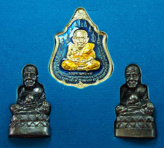 หลวงปู่ทวด หมื่นยันต์ รุ่นรวยหายห่วง ชุดพิเศษทอดกฐิน วัดช้างไห้ เนื้อฝาบาตลงยาสีน้ำเงิน หมายเลข 377