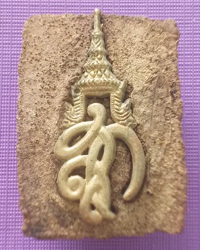 หลวงปู่ทวด วัดห้วยมงคล หลัง สก.เงิน เนื้อว่านแดง พิมพ์กรรมการ ปี 2544