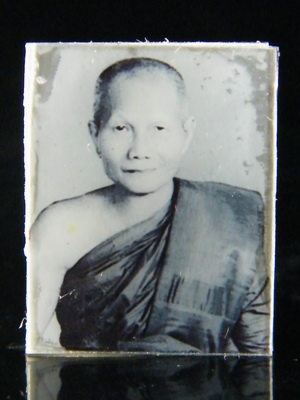 (เคาะเดียว) รูปถ่าย หลวงพ่อจรัญ - หลวงพ่อเดิม อัดกระจก ที่ระลึกบูรพาจารย์ ปี 50 กล่องเดิม