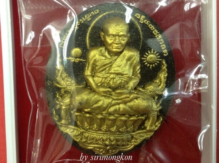 หลวงปู่ทวดนั่งพาน รุ่น1 พิมพ์รูปไข่ พุทธอุทยานมหาราช เนื้อผงว่านดำปัดทอง No.3726กล่องเดิม(เคาะเดียว)