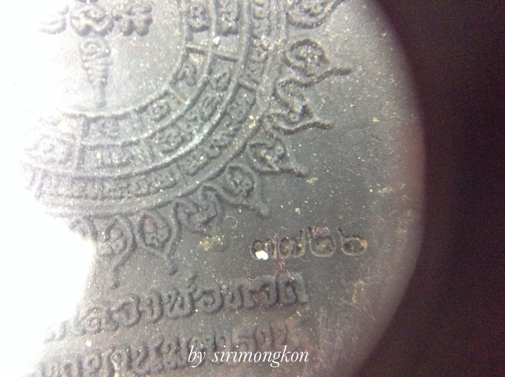 หลวงปู่ทวดนั่งพาน รุ่น1 พิมพ์รูปไข่ พุทธอุทยานมหาราช เนื้อผงว่านดำปัดทอง No.3726กล่องเดิม(เคาะเดียว)
