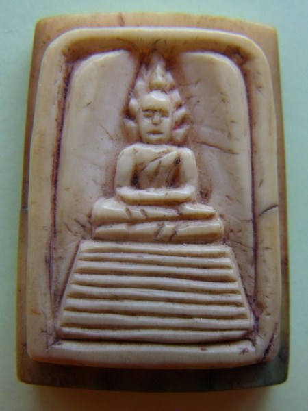 พระสมเด็จงาแกะ สวยๆ หนาๆ ฝังตะกรุดที่ฐาน เคาะเดียว ลดราคารวบรวมทุน