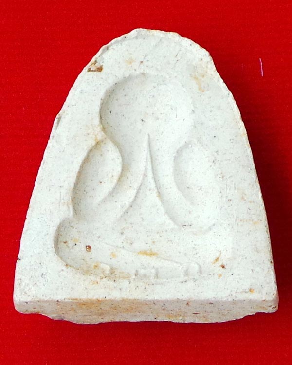 พระปิดตาหลังแบบ เนื้อผงพุทธคุณ ผสมแร่เขาพรหมชะแง้ หลวงพ่ออุ้น วัดตาลกง จ. เพชรบุรี จัดสร้างปี พ.ศ. 2