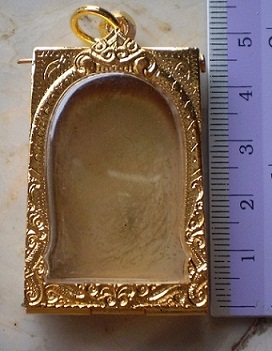 ตลับเงินแกะลาย  ปิดหลัง  ชุบทองแท้  ใส่พระสมเด็จ   เคาะเดียว 